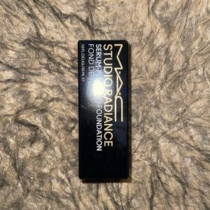 MAC Studio Radiance Foundation NC27 NEW